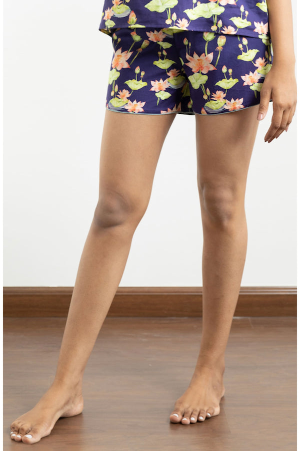 Three pairs of shorts in serene cotton in vibrant prints, which are perfect to lounge in. Elegant shorts with an elasticated waistband and a drawstring, adding meaning to comfort and relaxation.