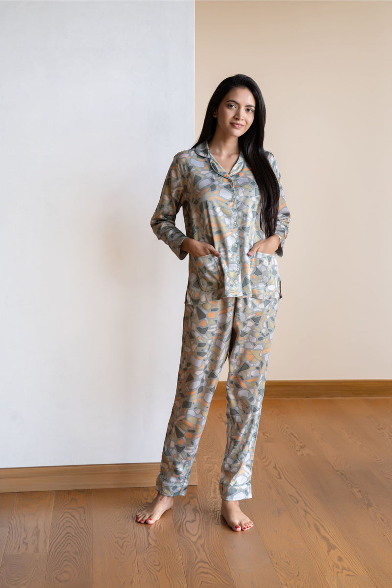 This Timeless style has a shirt with a relaxed fit, curved lapels, elegant pockets, beautiful piping to compliment the print, while the matching smart pants have an elasticated waistband with a drawstring for added comfort.  